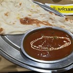 スパイス王国mini - はみ出しナン(画像からもはみ出してる！(T-T))４辛チキンカレー