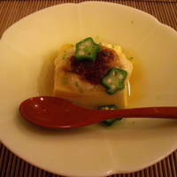 山玄茶 - 鱧の子を練り込んだ玉子豆腐。小芋すり流しオクラ添え。