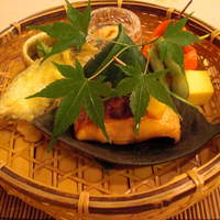 山玄茶 - いさきのつけ焼、稚鮎の天ぷら、玉子真丈、鱧の皮と胡瓜の酢の物。