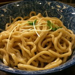 紋次郎 福島本店 - やや色味の濃い麺