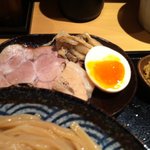 つけ麺 道 - チャーシュー、煮卵、葱などのトッピングは別に提供されます