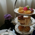 THE LOBBY LOUNGE - やっぱりテンション上がる！3段トレイの豪華なティースタンド