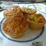 THE LOBBY LOUNGE - 最下段は熱々のセイボリー、キッシュとチキンパイ