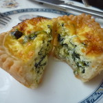 THE LOBBY LOUNGE - ほうれん草とチーズのコクが溢れる、サクサク生地のキッシュ