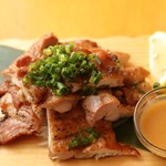 Kaki To Ibushiyakatsuwo - わら焼き鶏もも肉の炙り