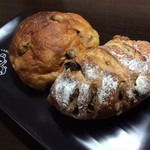 コアンドル - 左が葡萄パン、右がくるみとレーズンぱん。