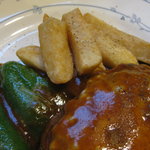 えびすや - チーズハンバーグ御膳１，３３０円でお値打ち！おいしい。白米と麦飯が選べます。味噌汁、小鉢、漬物付。