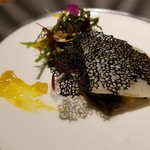 シュヴァル・ドゥ・ヒョータン - スミイカのソテーサラダ仕立て　イカ墨のチュール仕立て