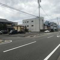 鮨 十兵衛 - 外観と前面道路