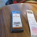 中一食堂 - 注文が決まったらベルを貰ってテーブルで商品の出来上がりを待ちました。