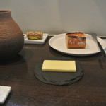 アキヒサ ハンダ - テーブルセットとパン、バター