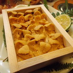 喜助 - 徳島産赤ウニ。ミョウバン未使用の箱ウニ。　臭みは一切なく口に含めばとろけるような食感でまろやかな甘みが口全体に広がる。