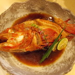 喜助 - 北海道産釣りキンキ(天然物)煮付。高級魚として名高いキンキだがここまで大ぶりなのは初めて食べる。上質な脂の甘みと淡白な白身がマッチして旨味がたまらん！！