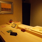 やました - 綺麗な白木のカウンター