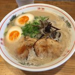 油山とんこつ研究所 くまちゃんラーメン - くまちゃんラーメンに煮卵トッピング