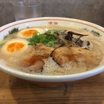 油山とんこつ研究所 くまちゃんラーメン - くまちゃんラーメンに煮卵トッピング