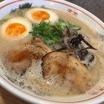 油山とんこつ研究所 くまちゃんラーメン - くまちゃんラーメンに煮卵トッピング
