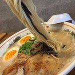 油山とんこつ研究所 くまちゃんラーメン - くまちゃんラーメンに煮卵トッピング