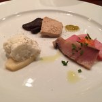 前菜（ブラータとリンゴのマリネ、ブリのカルパッチョ、フォアグラのテリーヌ、馬肉のブレザオラ）