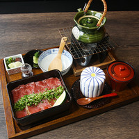 松阪牛レアステーキと鮪の半々重