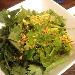 麺線屋formosa - パクチーサラダ  ガーリックチップが良いアクセントなのであります。