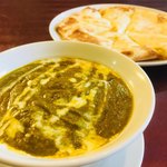 シカール - ほうれん草カレーとチーズナン（チーズナンセット）