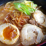 Nihonshokuresutoram matsuri - ラーメンのトッピングを分解して並べてみた。価格相応。