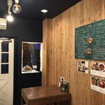 NAVY 045 - 店内はウッディ