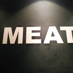 炭火焼ハンバーガー＆ステーキ チェリーズ - カウンター席の上にはMEATとあります。