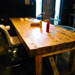 炭火焼ハンバーガー＆ステーキ チェリーズ - こちらは１０人掛けのテーブル。昔、８人くらいでお食事会をやった時にはこのテーブルに案内されました。土日祝は通し営業+終日禁煙。日曜日の午後２時前には小さな子供連れのお客さんも３組。