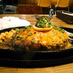 炭火焼ハンバーガー＆ステーキ チェリーズ - プラス２００円でチェダー？チーズをトッピング。焦げ目がついていたから、仕上げにオーブンで焼かれるのかな。デカい400gハンバーグは横16cm×縦11cm×厚み3cm。