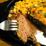 炭火焼ハンバーガー＆ステーキ チェリーズ - チョーではなくフツーに粗挽き。注文が入る度に生の挽き肉はひとりキャッチボールされ、成形されます。