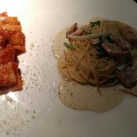インカメラ コン テラッツァ - パスタ2種類の盛り合わせ（秋鮭とほうれん草のクリームソース、パンチェッタと玉葱のアマトリチャーナ　パプリカトマトソース）