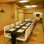 Ikeuo Komatsu - ２階のお席はテーブル席です。２８名様までご利用可能です。