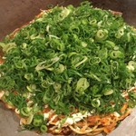 Kyouto shitamachi no okonomiyaki masabetayaki no senmonten - イカ・スジ玉焼きネギトッピング