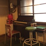 Kasama Kafe - 昔の小学校風の2階店内