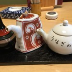 うなぎ亭 友栄 - 卓上の鰻のタレ、山椒など