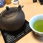 うなぎ亭 友栄 - きゅうすでお茶をくれます