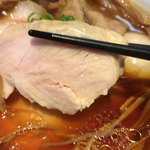 ラーメン屋 トイ・ボックス - 国産鶏むね肉を使用した鶏チャーシューは低温加熱でしっとりやわらかく仕上げています。