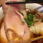 ラーメン屋 トイ・ボックス - 豚ロース肉のチャーシュー 低温加熱で調理されており、薄いピンク色でやわらかくしっとりしています。 肉質はジューシーでやわらかくきめ細かい肉質です。 また脂肪は甘さが際立ち、あっさりとさらっとした味わいです。