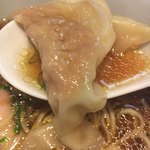 ラーメン屋 トイ・ボックス - 透き通るスープに浮かぶ雲吞は、プルプルでつるっとした喉ごしの雲吞です