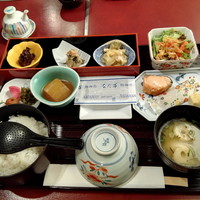 中之島なだ万 - 朝定食2800円