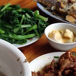 Nha Hang Diep Mui - 茹で野菜と茹で卵のタレ