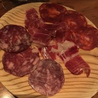 バル デ エスパーニャ ムイ 名古屋ミッドランド店 - イベリコベジョータ盛り合わせハーフ1700円