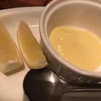 バル デ エスパーニャ ムイ 名古屋ミッドランド店 - 海の幸のパエジャ3580円のレモンとマヨネーズ