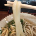 麺はめずらしい細麺