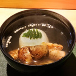 割烹 藪下 - ワタリガニの真丈と松茸、鯛のお椀