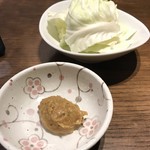 旨唐揚げと居酒メシ ミライザカ - お通しのキャベツ