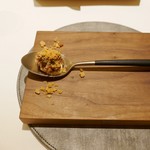 アニエルドール - 黒イチジクと松の実、秋刀魚の燻製を一口スプーンに乗せた前菜