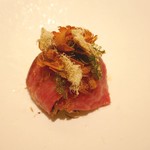 アニエルドール - 和牛の削り節、海ブドウ、梨とコンソメのジュレが添えてあります